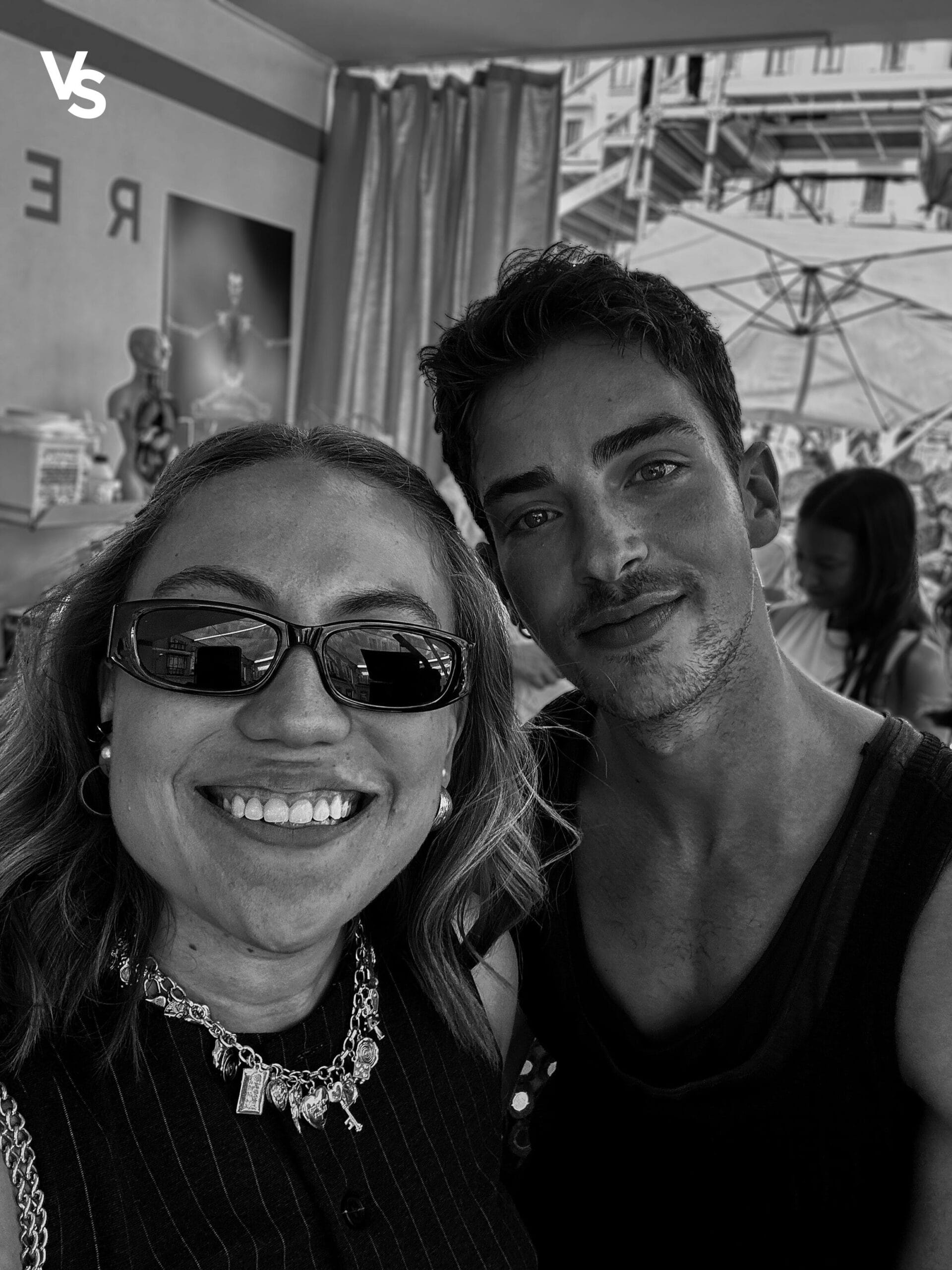 Foto de Mnu Ríos y Valeria en la premier de la serie "Respira"