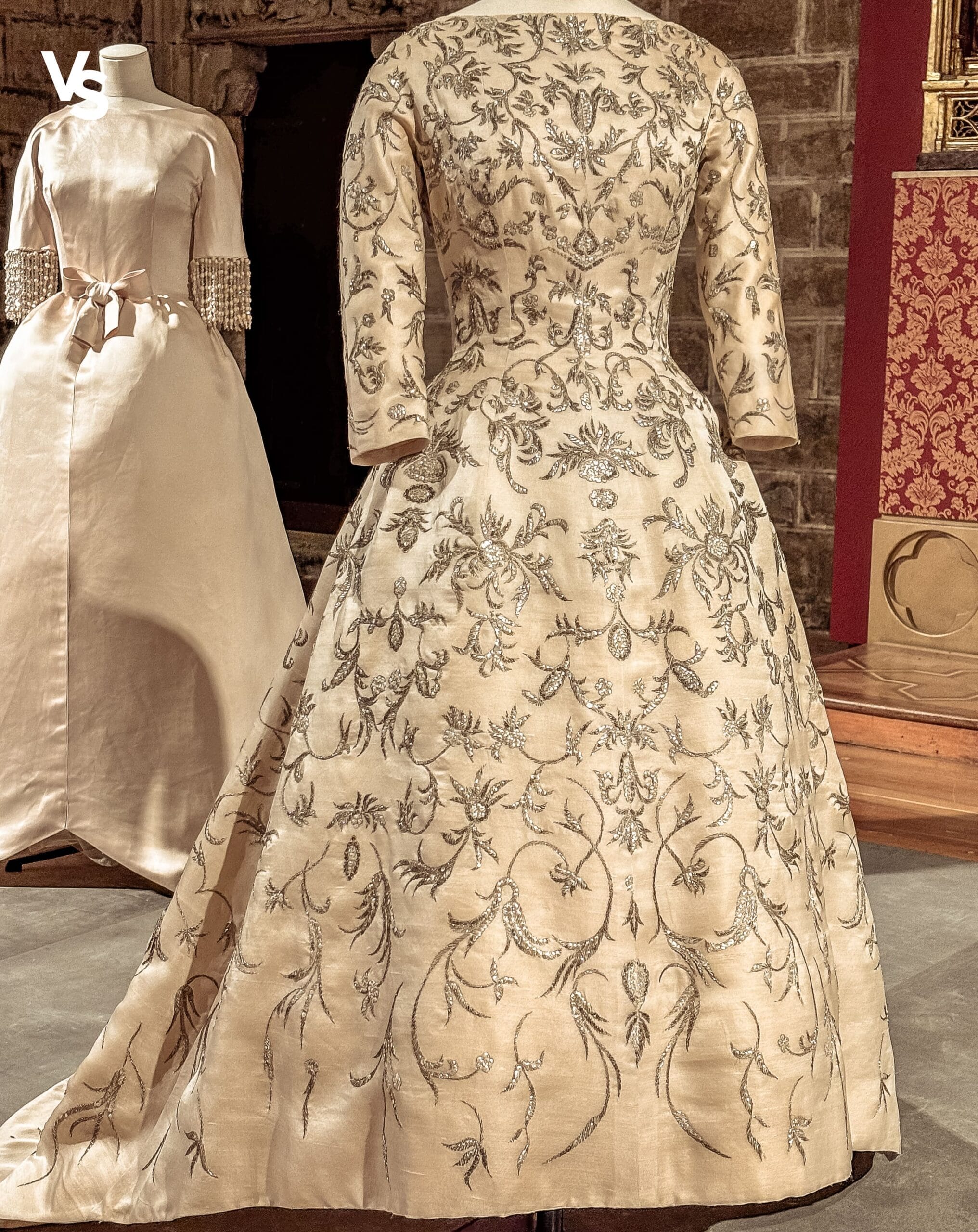 Vestido de novia marfil bordado con hilos de plata Balenciaga 1957