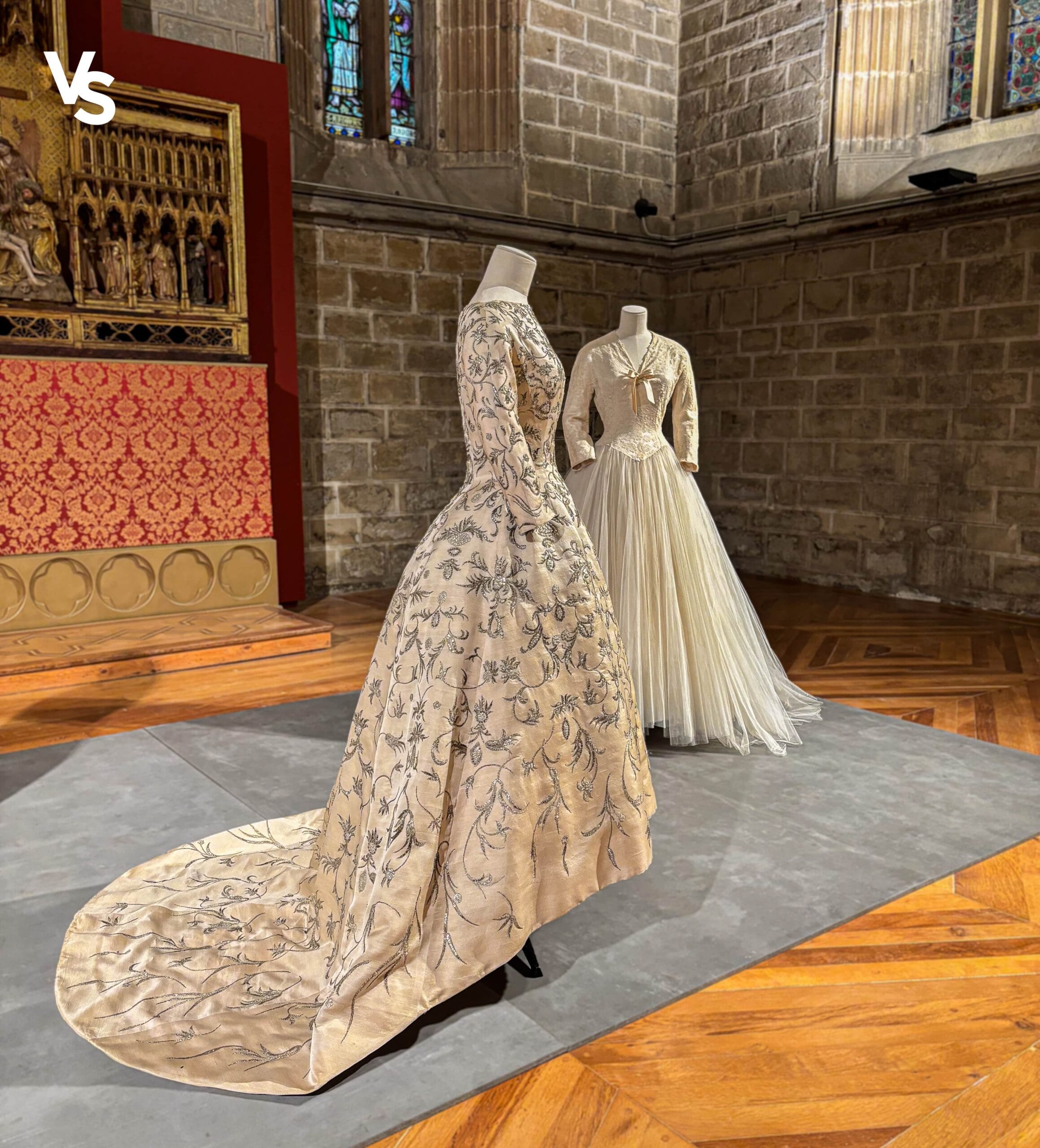 Vestido de novia marfil bordado con hilos de plata Balenciaga (1957) y vestido de novia de tul (1954)