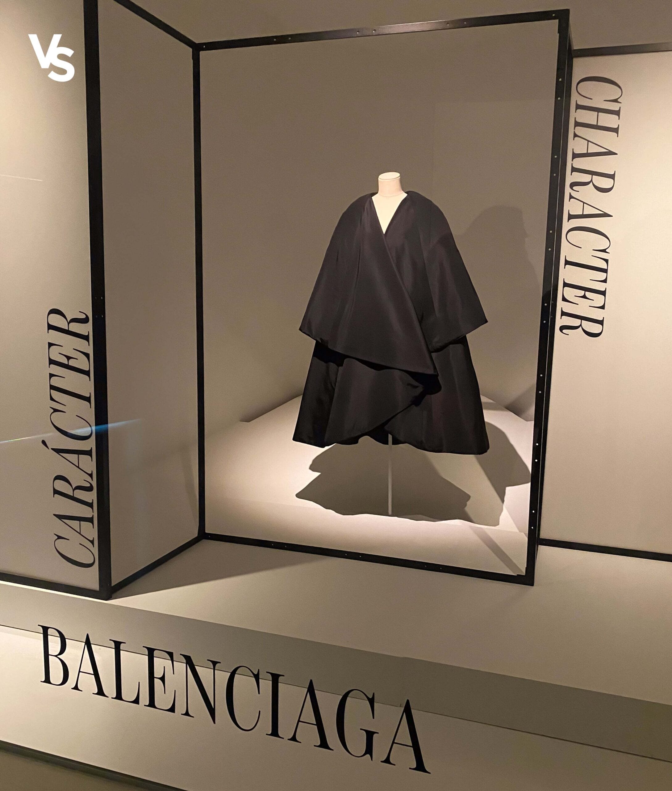Abrigo negro expuesto en el Museo de Balenciaga