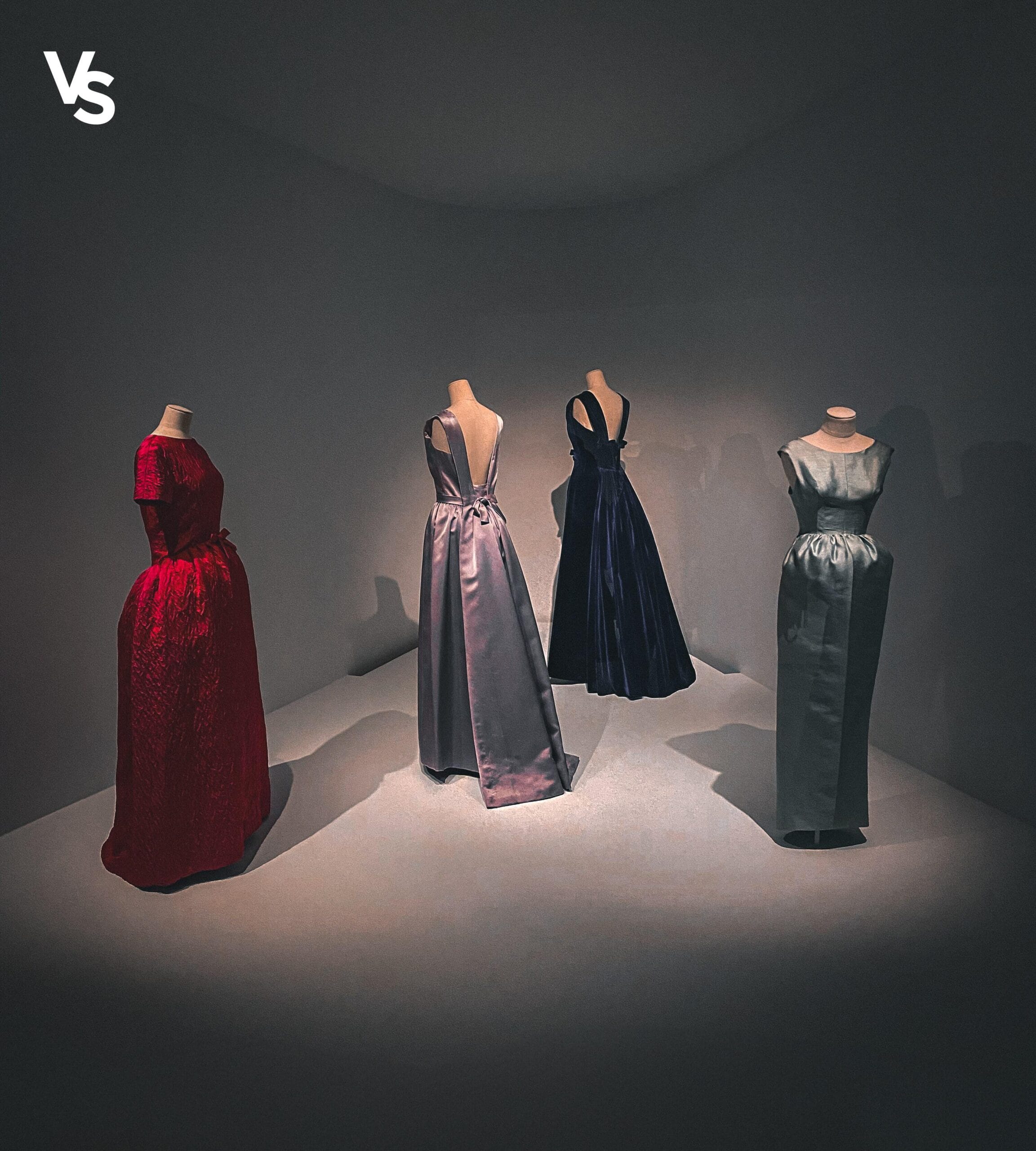 Cuatro Abrigos de noche diseñados por Cristobal Balenciaga